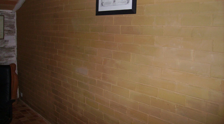 La Briqueterie,Mur chauffant en briques de terre Crue