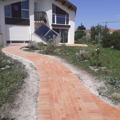 Passage en carreaux de pavage, maison particulière Passage en carreaux de pavage, maison particulière